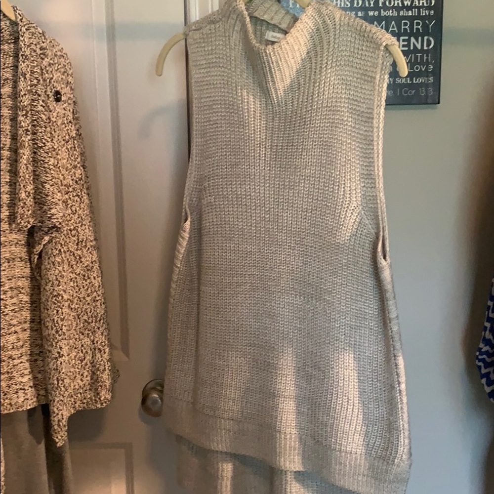 Sleeveless sweater, turtle neck, longer in back